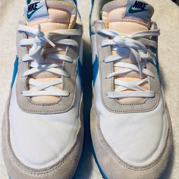 Almost Brand New Men’s NIKE 1972 Sneakers. - box 27 - Picture 2 of 7